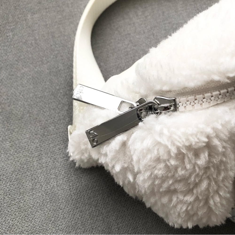 Alo Yoga Sherpa Explorer Fanny Pack Ivory - Picture 4 of 12